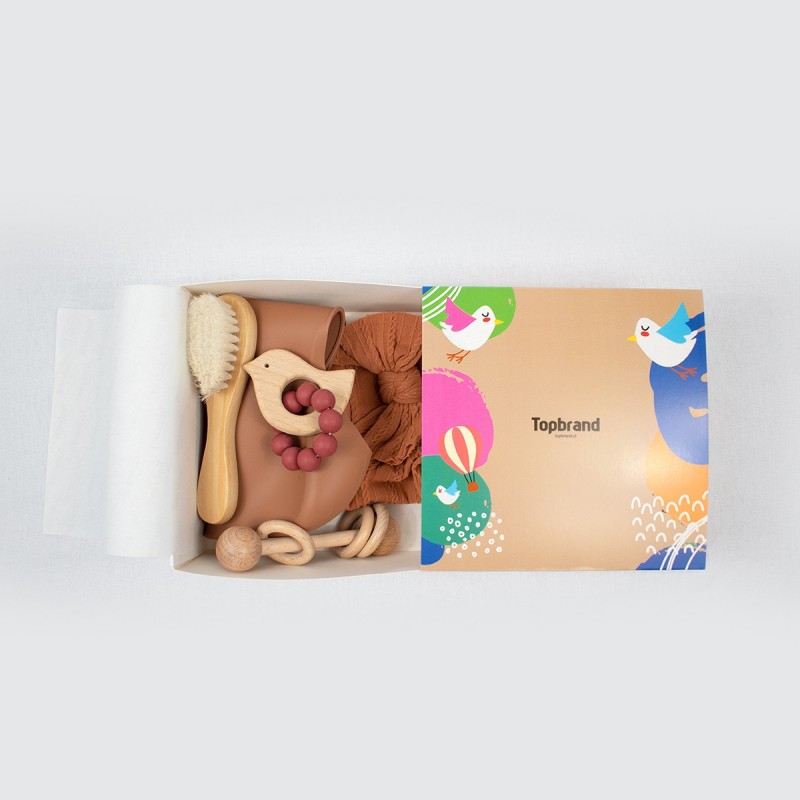 Set de regalo para bebé café de 5 piezas con cepillo sonajero y accesorios textiles. Ideal para recién nacidos.