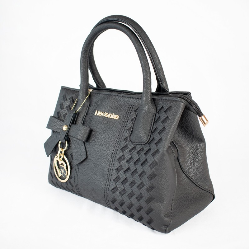 Cartera de mano color negro marca Nevenka con diseño entrelazado y colgante decorativo de flor dorada. Bolso elegante y funci...