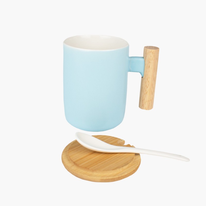 Taza con tapa y asa de madera con cuchara color Celeste, un producto elegante y funcional para disfrutar tus bebidas.
