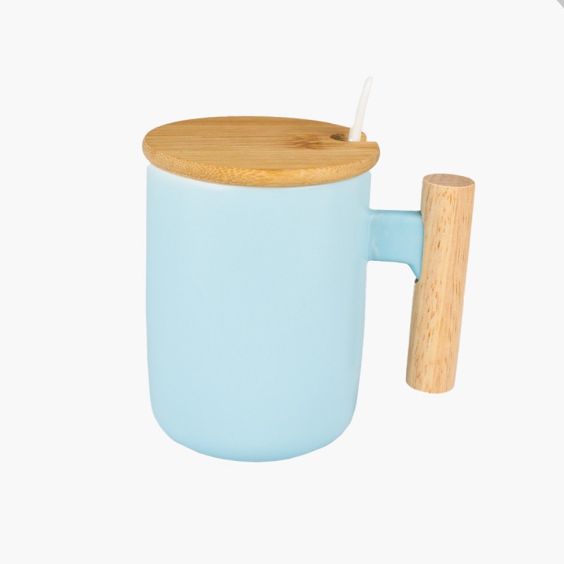 Taza con tapa asa madera cuchara celeste. Tazón moderno y elegante para café o té. Diseño único y funcional.