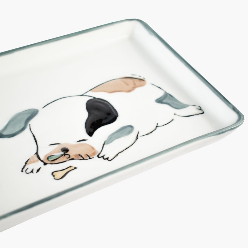 Plato de picoteo con perro durmiendo pintado a mano, diseño tierno y artesanal para aperitivos.