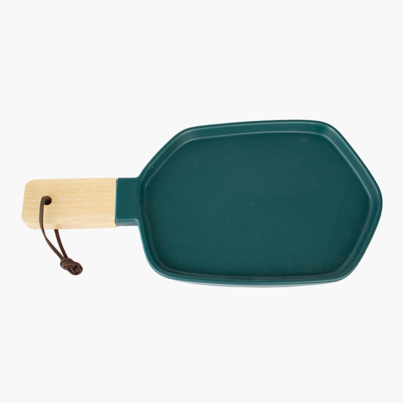 Set de platos geométricos verdes con asa de madera. Diseño moderno y elegante para tu mesa.