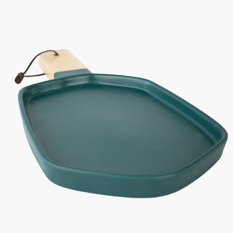 Set platos geométricos asa madera verde. Vajilla decorativa diseño moderno y elegante para mesa.