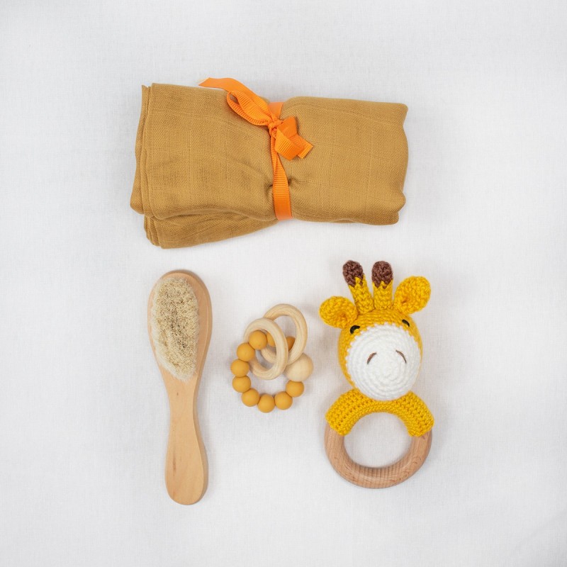 Set de 4 piezas regalo para bebé con mordelón peluche jirafa cepillo manta y sonajero de madera y silicona amarillo mostaza