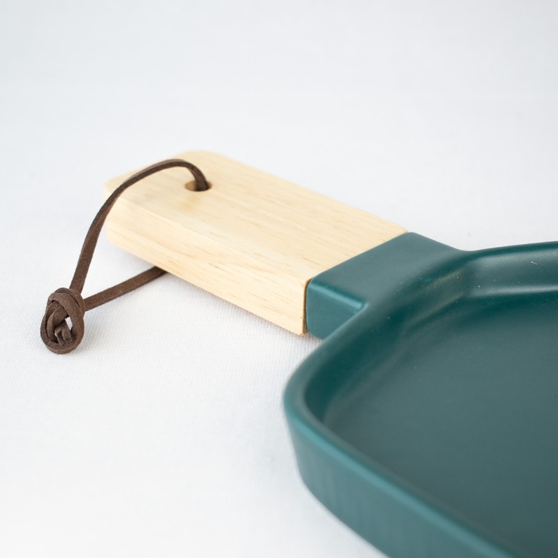 Set de platos geométricos verde con asa de madera. Menaje de cocina elegante y moderno. Vajilla decorativa para el hogar.