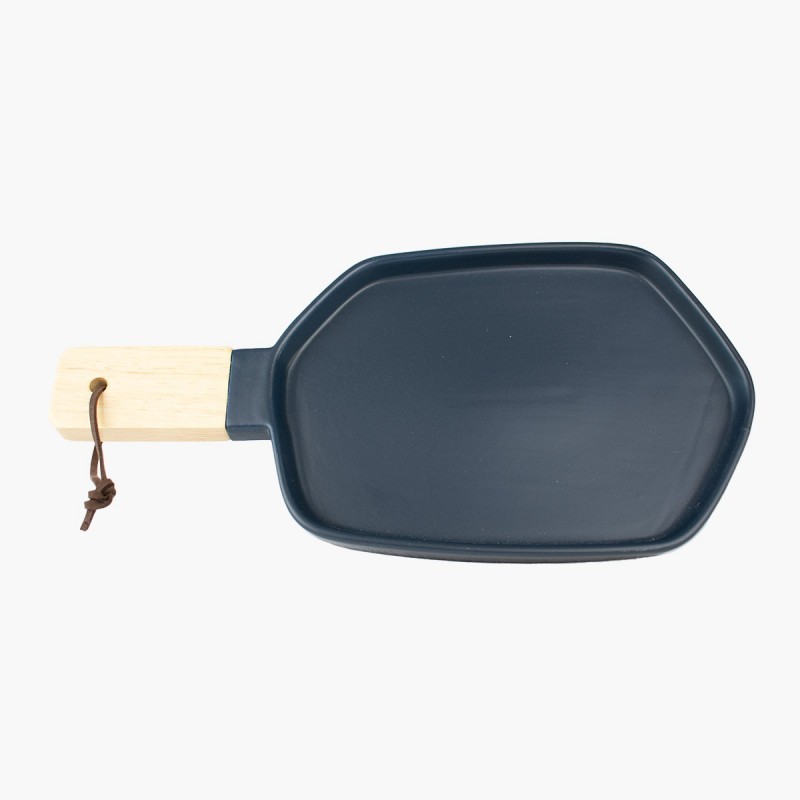 Set de platos geométricos con asa de madera azul, diseño moderno y elegante para tu mesa.