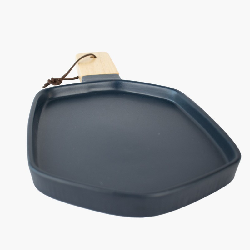 Set platos geométricos con asa de madera azul, diseño moderno, menaje cocina, decoración hogar Chile.