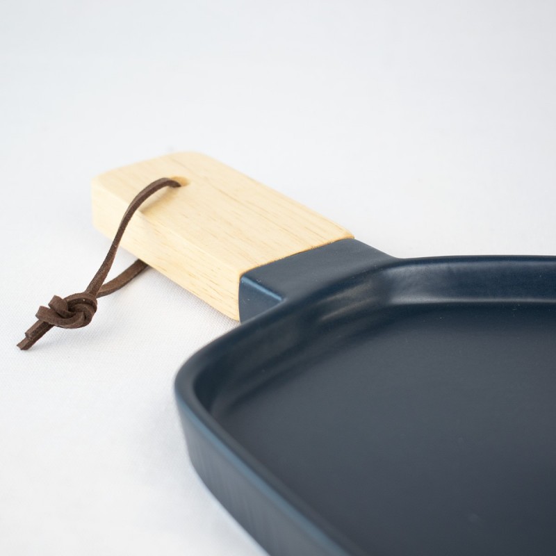 Set de platos geométricos azul con asa de madera. Vajilla moderna y elegante para tu mesa.
