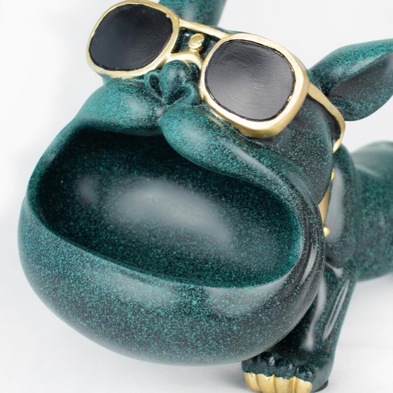 Perro base para vino verde con lentes de sol. Decoración hogar original y divertida. Soporte botellas de vino.