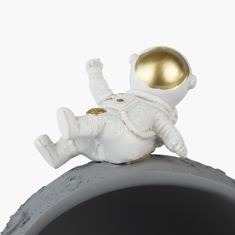 Estatua astronauta gris decorativa con espacio para guardar cosas. Diseño moderno y original.