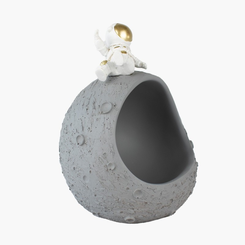 Estatua astronauta gris sentado en luna, adorno decorativo y funcional para guardar objetos pequeños.