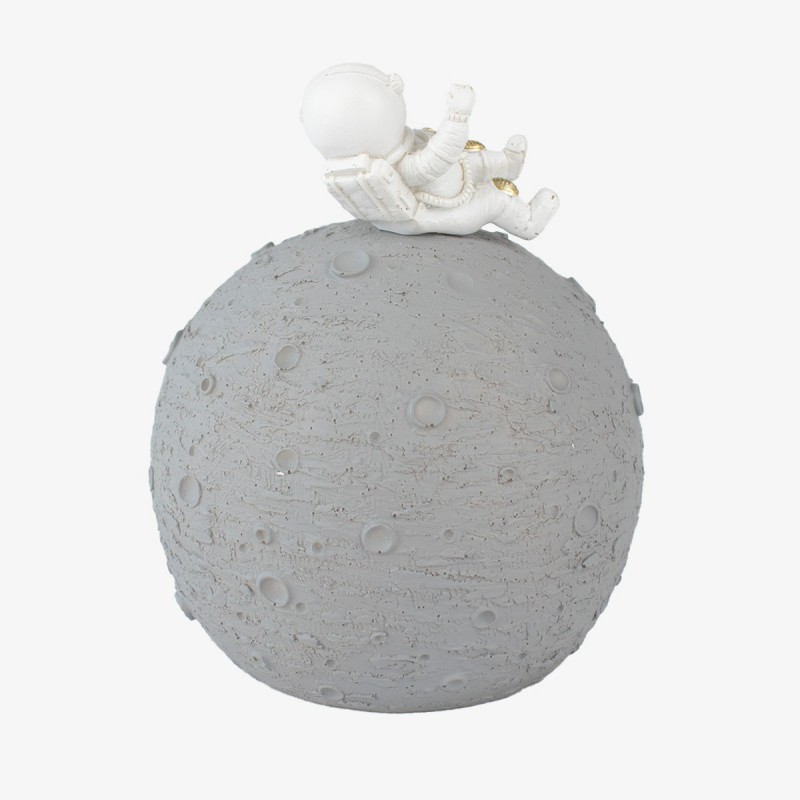 Estatua astronauta gris decorativa sobre luna. Adorno moderno para repisa. Almacenamiento original y divertido.