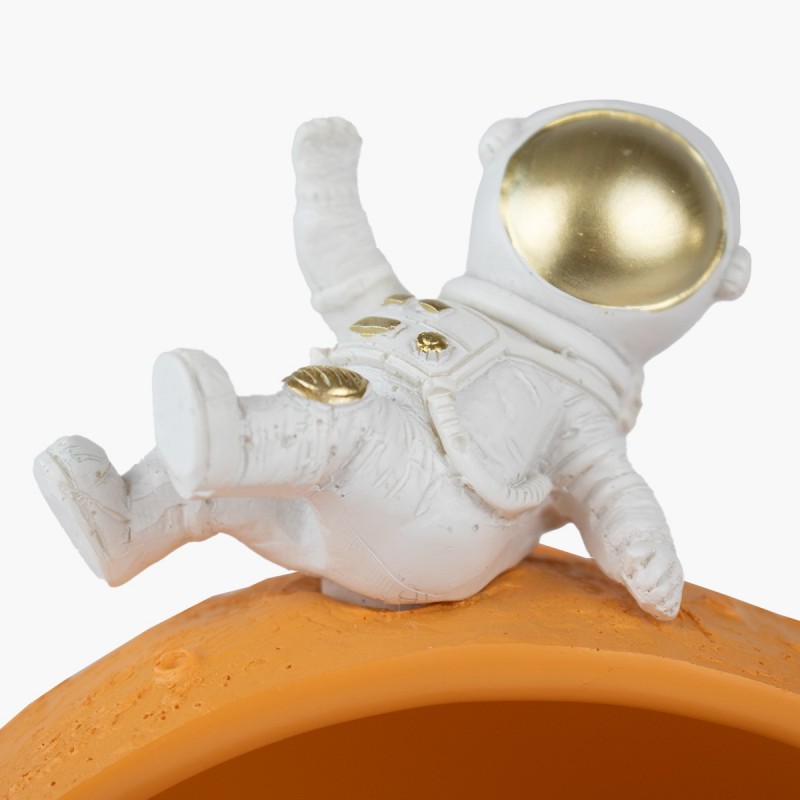 Estatua astronauta naranja para almacenar cosas. Decoración espacial infantil y juvenil.