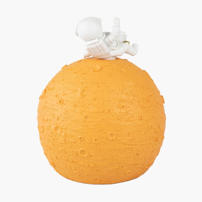 Estatua astronauta naranja para guardar objetos. Decoración espacial para escritorio o repisa. Diseño moderno y divertido.