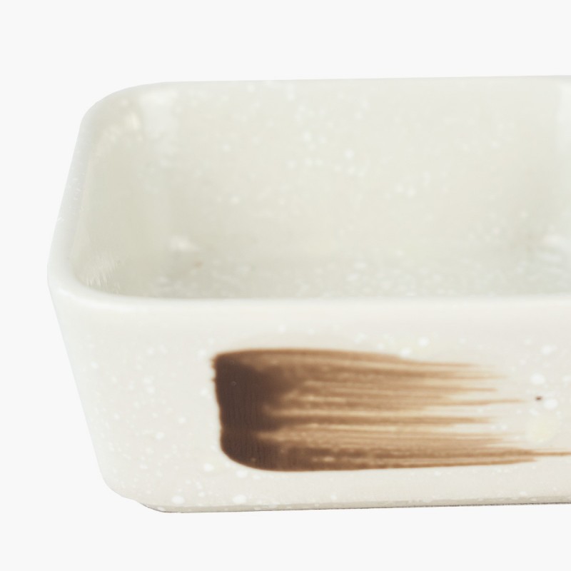 Plato de picoteo blanco con diseño café estilo pincelada. Cerámica artesanal para aperitivos y salsas. Menaje y decoración.