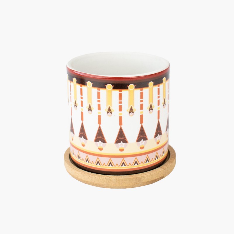 Mini macetero café con diseño étnico y base de madera. Ideal para plantas pequeñas y decoración hogareña.