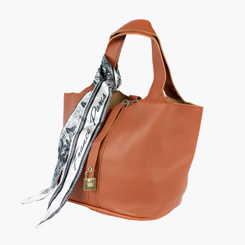 Cartera con asa color café y pañuelo France Paris. Bolso elegante para mujer. Accesorio de moda femenina.