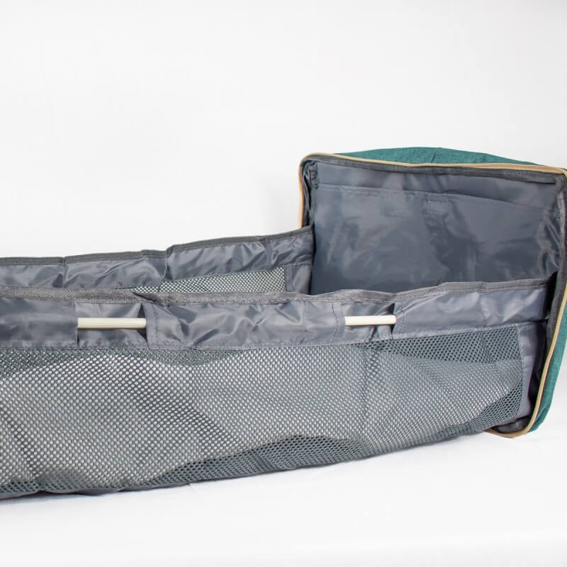 Mochila cambiador de pañales verde con estación para bebé, ideal para padres modernos y organizados.