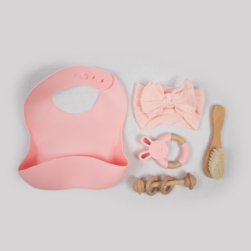 Set de 5 piezas regalo bebé rosa babero cepillo sonajero cintillo juguete madera