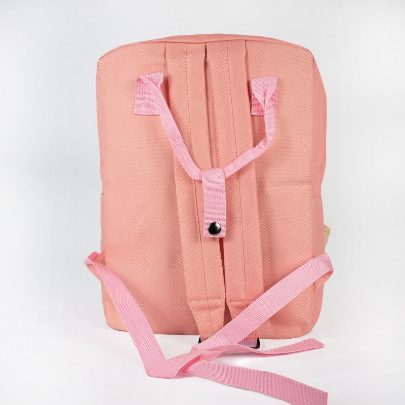 Mochila rosa para niño con peluche suave adjunto. Accesorio escolar infantil rosado.