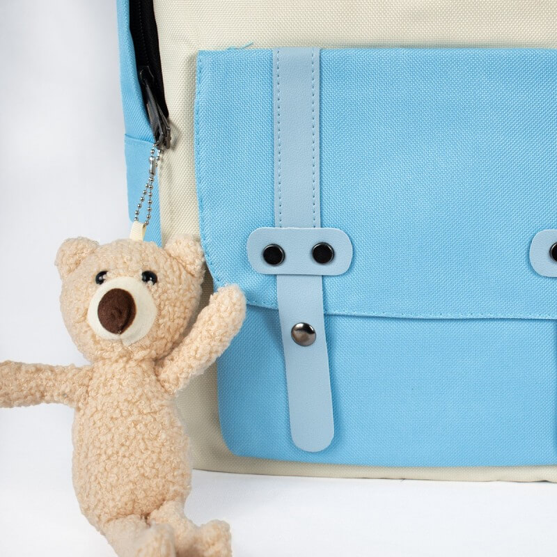 Mochila celeste niño con peluche adorable. Accesorio escolar infantil, ideal para jardín o preescolar. Diseño tierno y práctico.